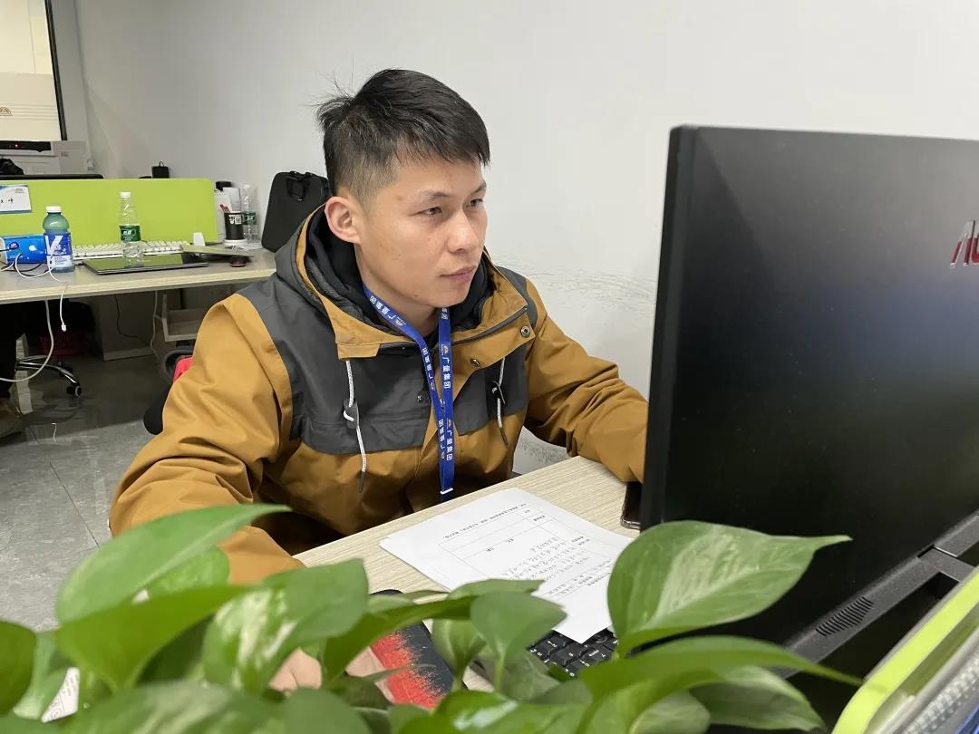 喜讯丨尊龙官方网站测绘公司熊慈斌喜提“广东省手艺能手”声誉称呼！