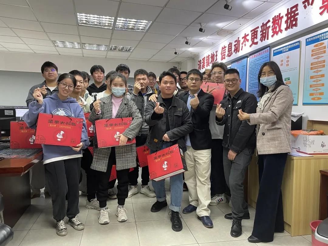 走访慰问，，，，，年货上门，，，，，尊龙官方网站集团多项行动确保项目部员工“就地”过好年！