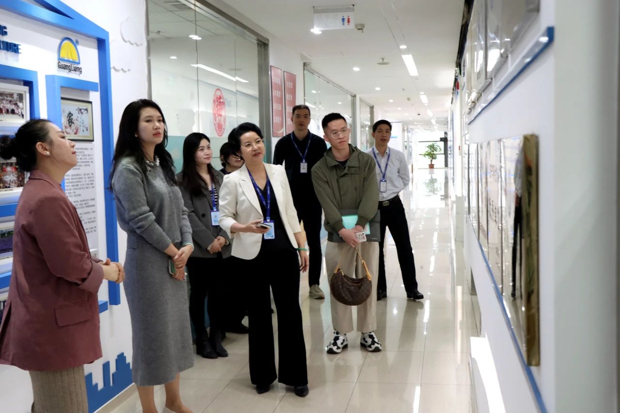 东莞市都会更新协会向导一行莅临尊龙官方网站集团旅行交流