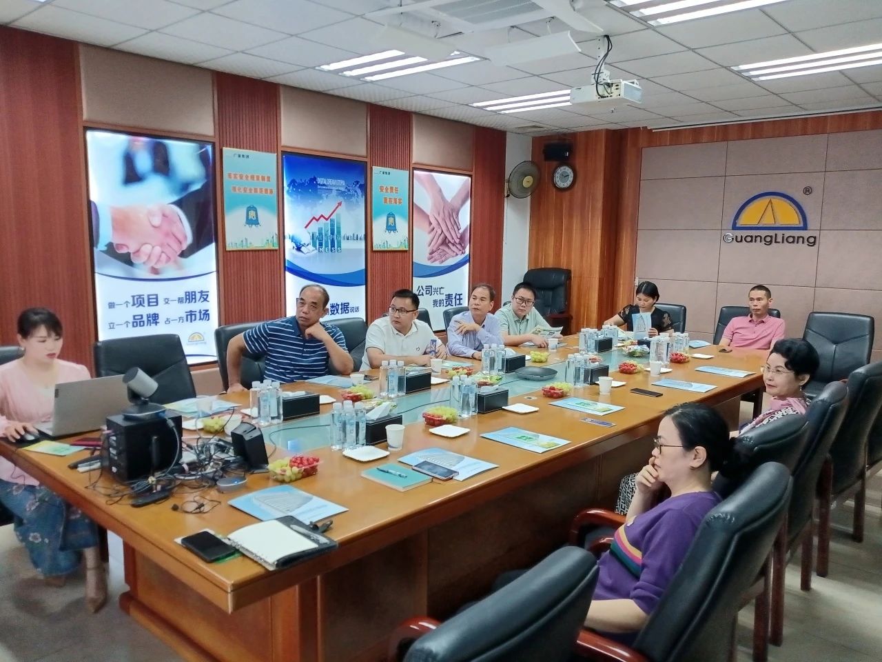高州市根子镇政府党委及商会向导一行莅临尊龙官方网站集团交流座谈同营生长