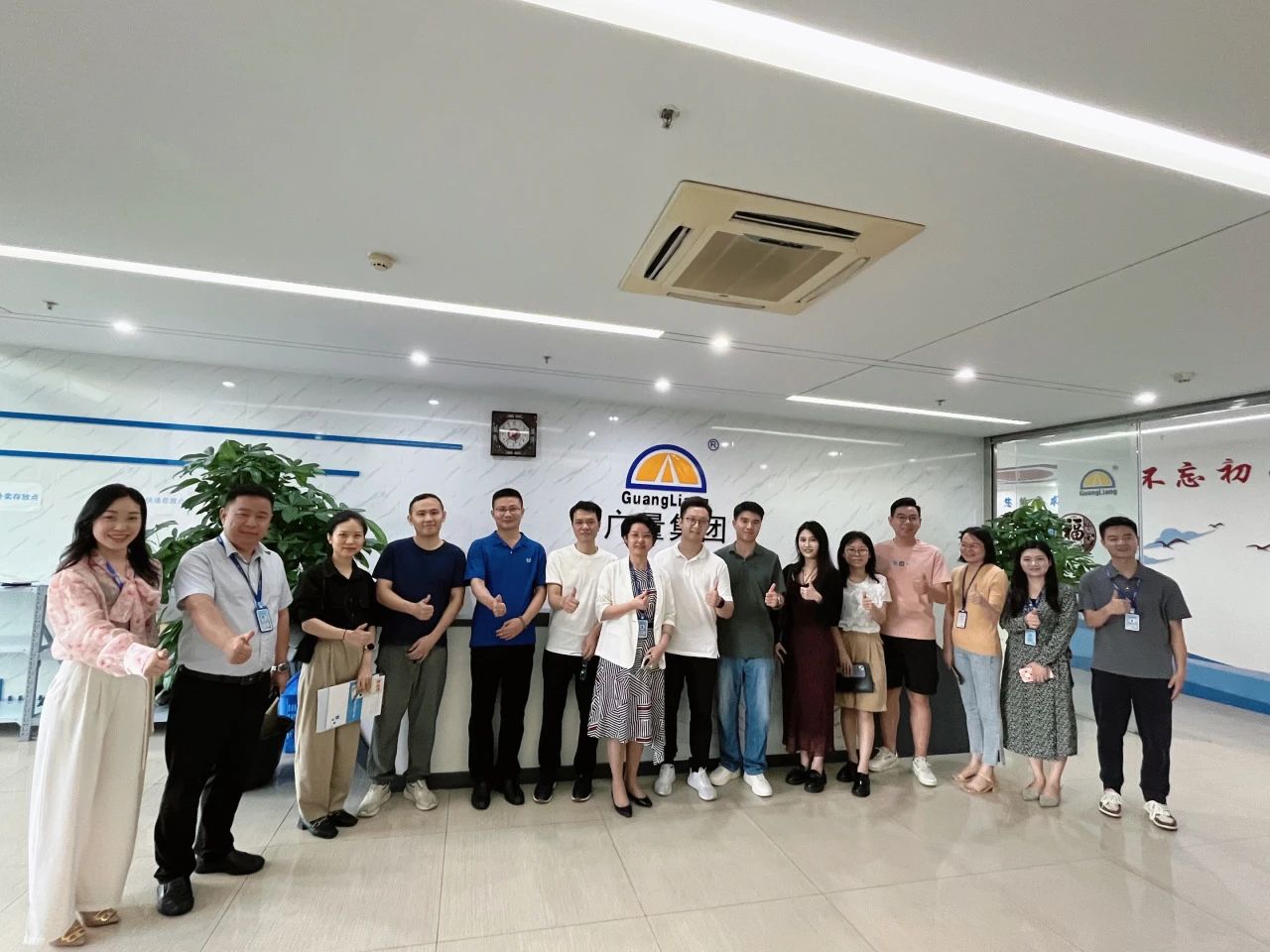 东莞南城都会更新中心携企业考察团莅临尊龙官方网站集团旅行交流