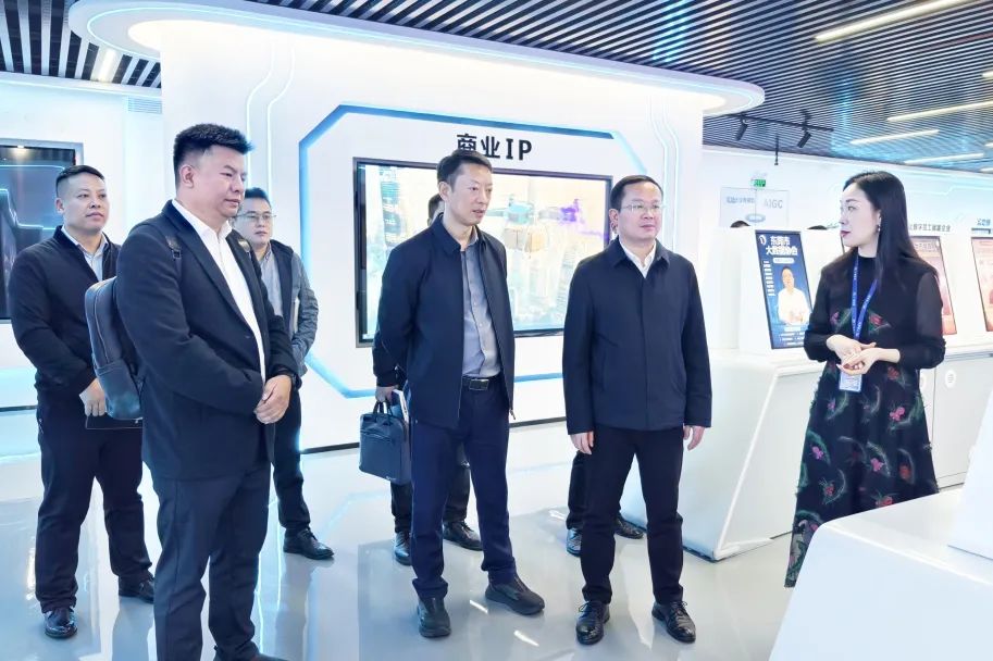 铜仁市大数据局党组书记、局长雷宏一行莅临尊龙官方网站集团旅行交流